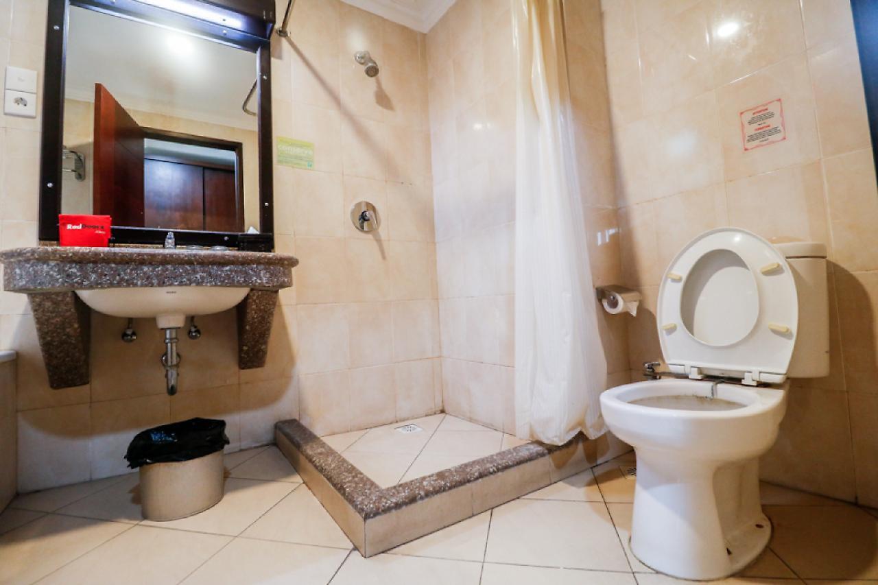 Hotel RedDoorz Premium @ Bukit Damai Indah Balikpapan  Exterior foto