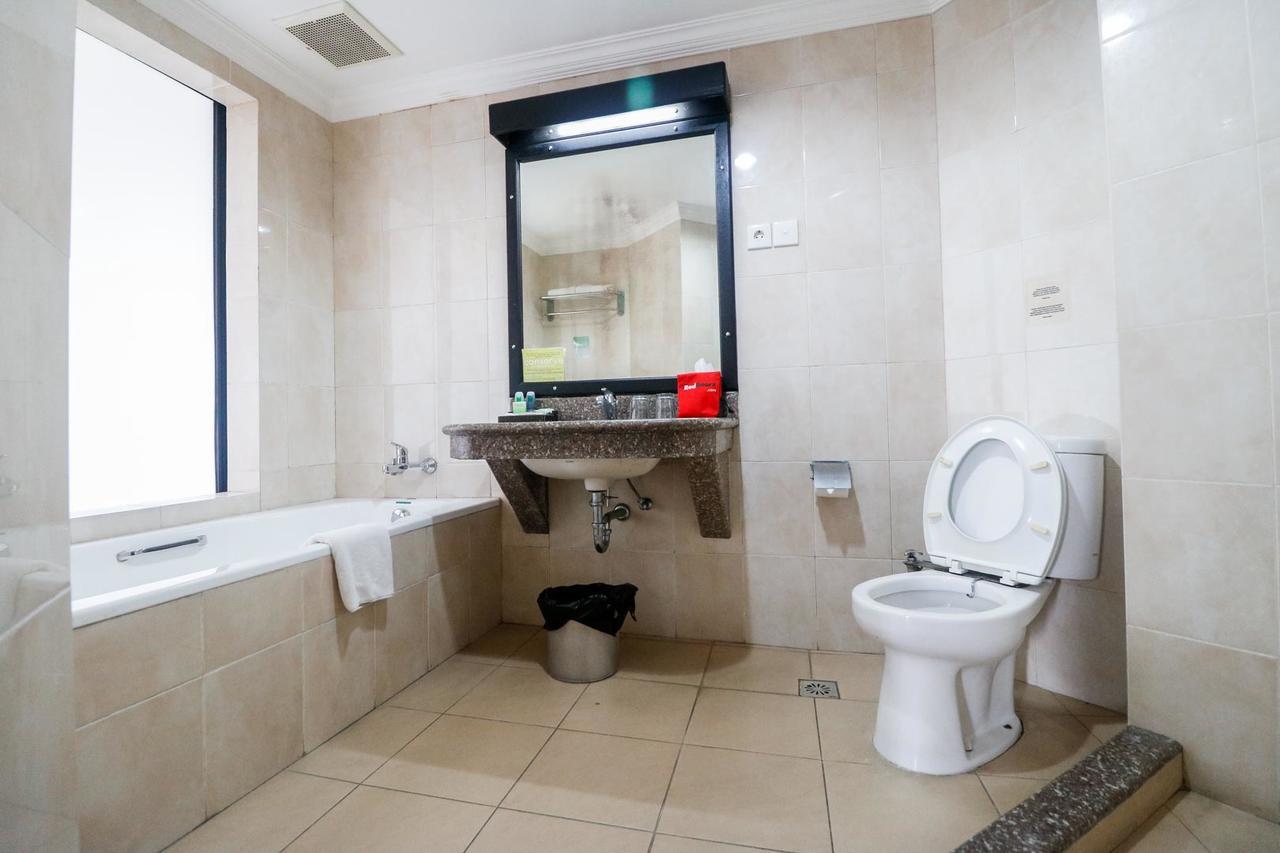 Hotel RedDoorz Premium @ Bukit Damai Indah Balikpapan  Exterior foto